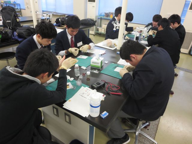 http://www.chem.yamanashi.ac.jp/taiken/30/12.jpg